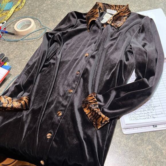 Bentley women’s size 12 black velvet velour, button-down leopard collar top - Picture 12 of 12